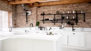 Biała kuchnia w stylu loftowym