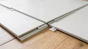 jak układać panele podłogowe v fugą