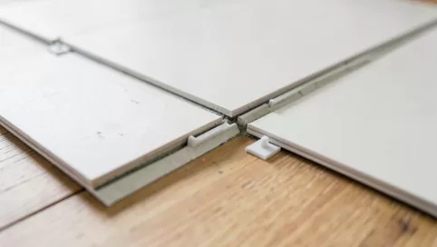 jak układać panele podłogowe v fugą