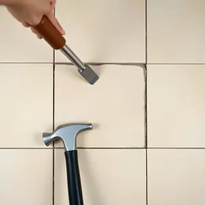 Jak zdjąć płytki z podłogi bez uszkodzenia