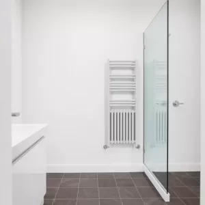 Jaka moc grzejnika do łazienki przy ogrzewaniu podłogowym
