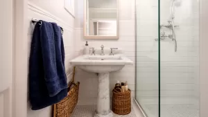 Mała łazienka w stylu hampton