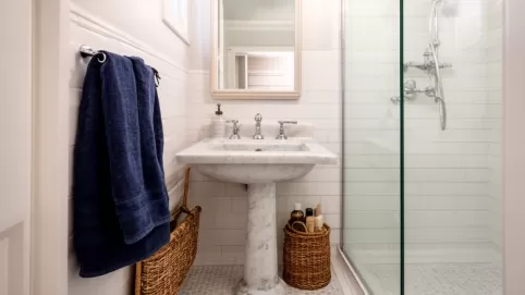 Mała łazienka w stylu hampton